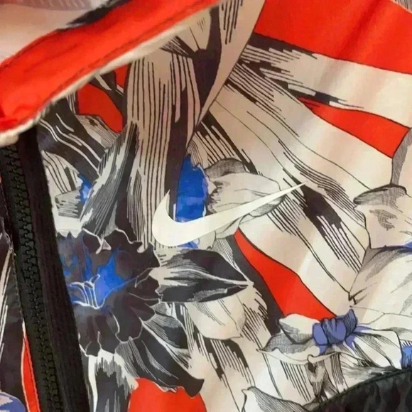 NIKE Women’s Hooded Wind Breaker Jacket - Picture 4 of 9